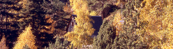 Tardor a la vall Ferrera amb el seu refugi (1940m)